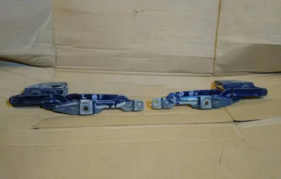 Audi A4 S4 B5 8D Tailgate/trunk/boot hinge 8D5827301C
