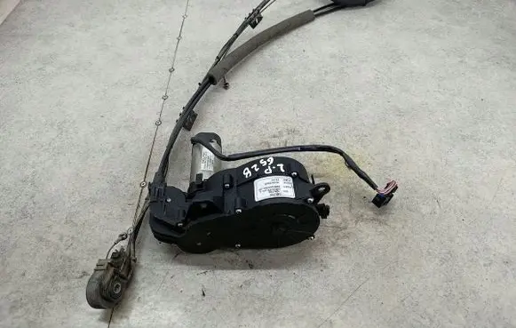Peugeot 1007 Sliding door motor assembly 