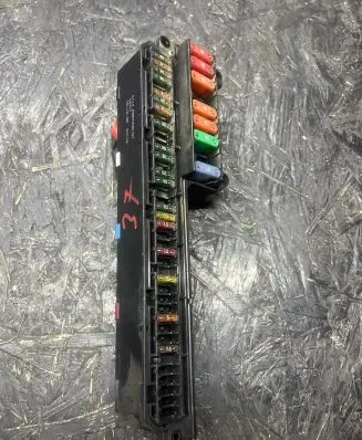 BMW 5 E60 E61 Fuse module 6957330