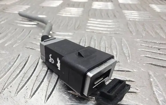Volvo V40 USB socket connector 8M5T19A164VA
