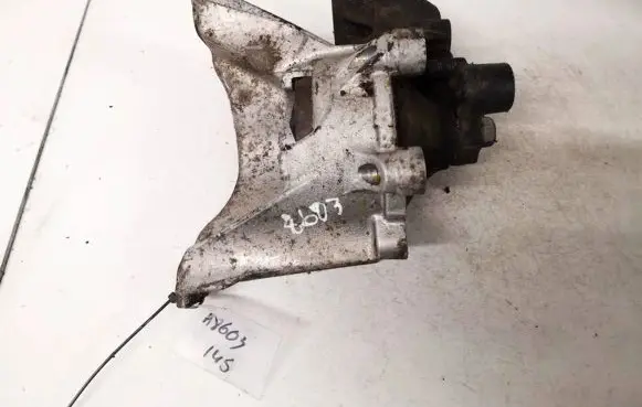 Honda CR-V Engine mount bracket
