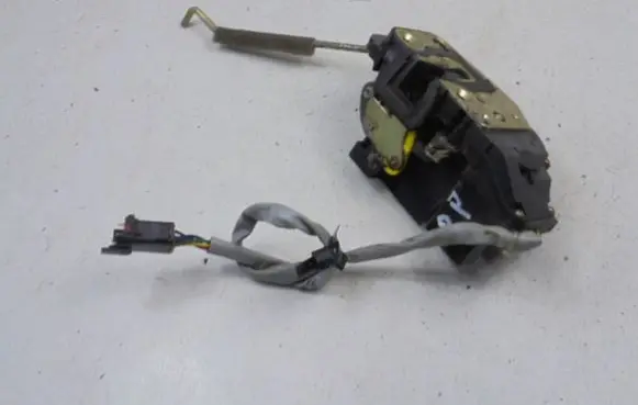 KIA Carens I Front door lock