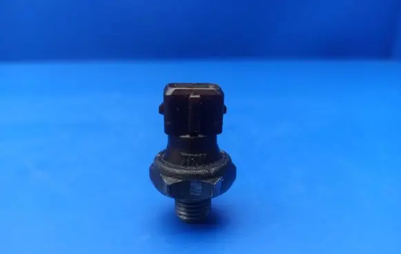 BMW 6 E63 E64 Oil pressure sensor 171050902