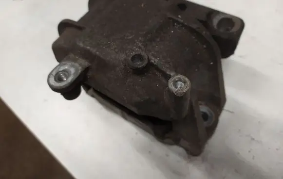 Engine mount bracket