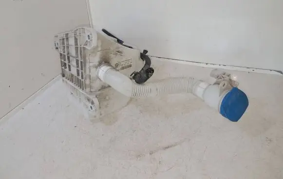 Windshield washer fluid reservoir/tank