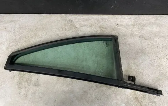 Volvo XC90 Rear vent window glass 43R001582 DOT682M3240AS2 E000199