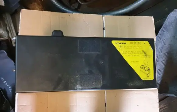 Volvo XC90 Battery box tray cover/lid 8697004