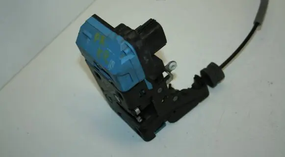 Volvo XC70 Front door lock 30699746
