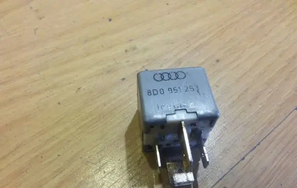 Volkswagen PASSAT B5 Other relay 8D0951253 370