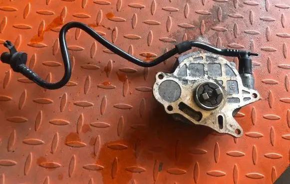 Audi A4 S4 B8 8K Vacuum pump 03L145100