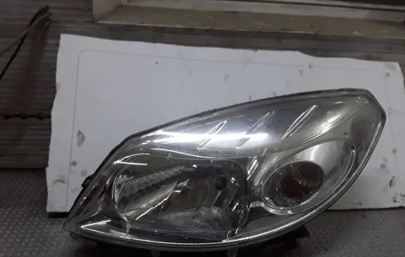 Dacia Sandero Headlight/headlamp 8200733878