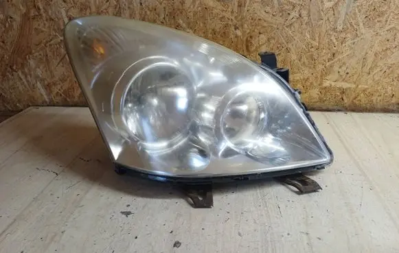 Toyota Corolla Verso AR10 Headlight/headlamp P7105R