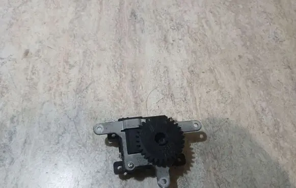 Toyota Avensis T270 Air flap motor/actuator 0638000920