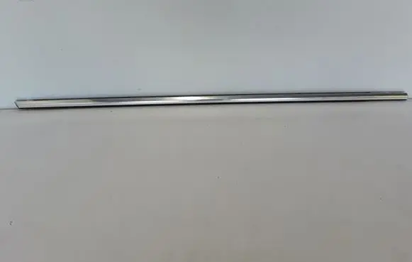 Volvo XC90 Front door glass trim molding 32237179