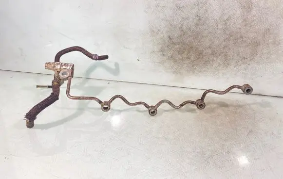 Toyota Avensis T250 Fuel injector supply line/pipe 