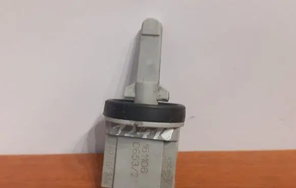 Volkswagen PASSAT B6 Oil temperature sensor 1K0907543A 12410
