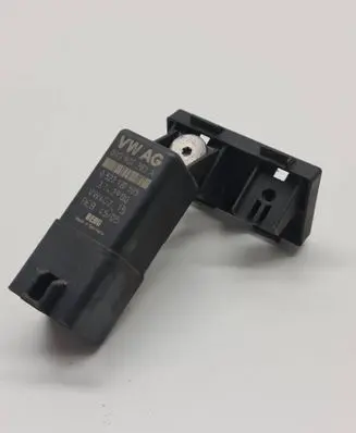Volkswagen Golf V Glow plug pre-heat relay 03G907282A