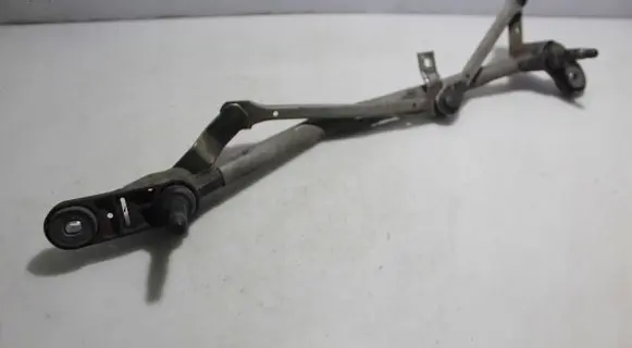 Renault Clio III Front wiper linkage 
