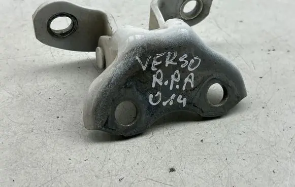 Toyota Verso Front door lower hinge 