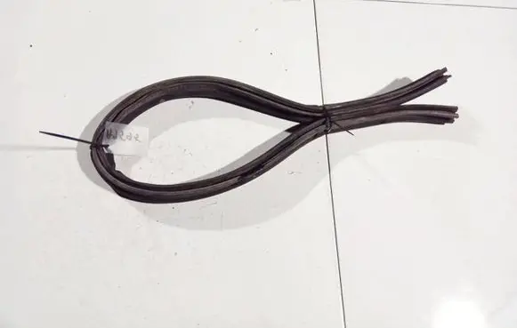 Jeep Grand Cherokee (WK) Rubber seal front coupe door 