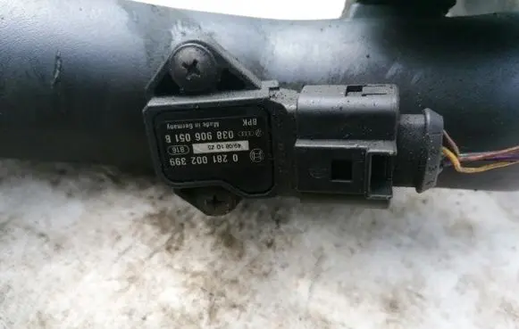 Volkswagen Touran I Air pressure sensor 0281002399 038906051B