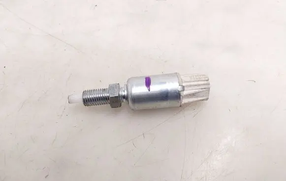Toyota Hilux VIII Clutch pedal sensor 032IB