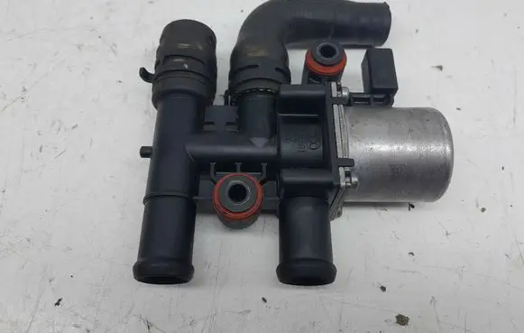 Volkswagen Phaeton Coolant heater control valve 8E0820036