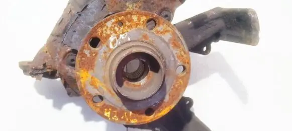 Volkswagen Golf V Front wheel hub