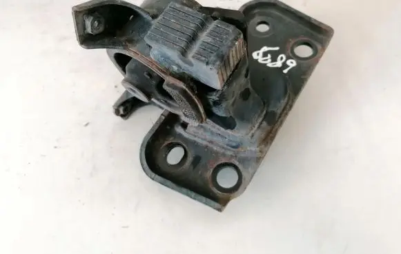 Toyota Avensis T270 Engine mount bracket
