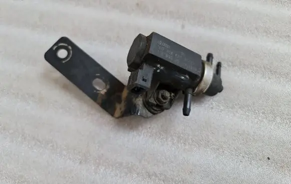 Audi A6 S6 C5 4B Turbo solenoid valve 1H0906627 97T239 72190320