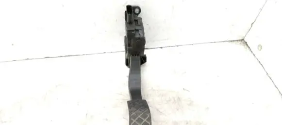 Accelerator throttle pedal