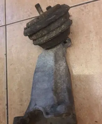 Engine mounting bracket