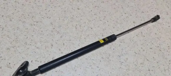 Lexus CT 200H Tailgate/trunk strut/damper