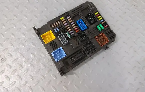 Peugeot Partner III Fuse box set 9845141280