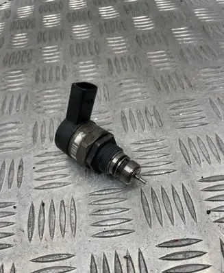 BMW 5 E60 E61 Fuel pressure regulator 0281002738 30827943