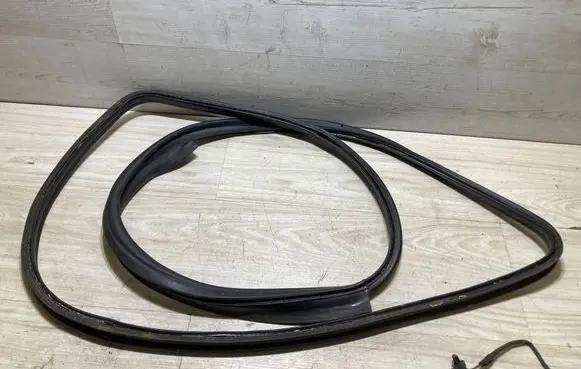 Mercedes-Benz CLS C219 Seal rubber (tailgate) 