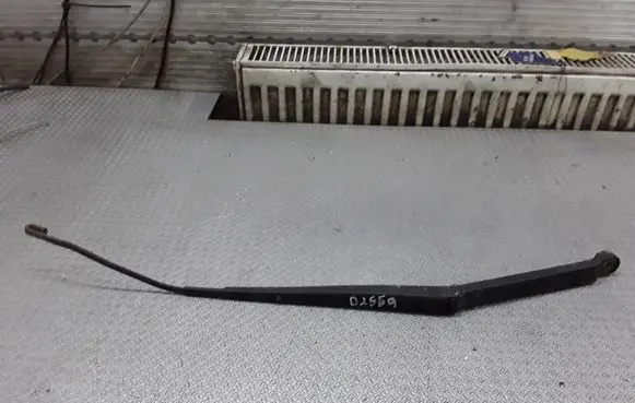 Nissan Maxima A34 Front wiper blade arm 89813612