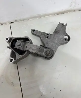 Mercedes-Benz A W176 Engine mounting bracket A2462401309