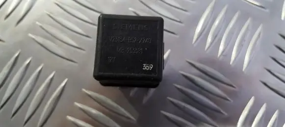 Volvo S40, V40 Other relay mb953381 v23134-b52-x240