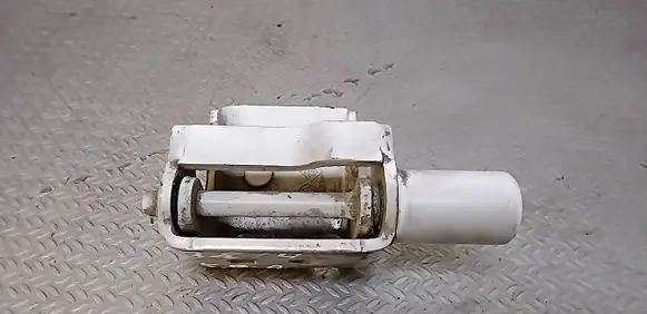 Renault Clio III Rear door lower hinge