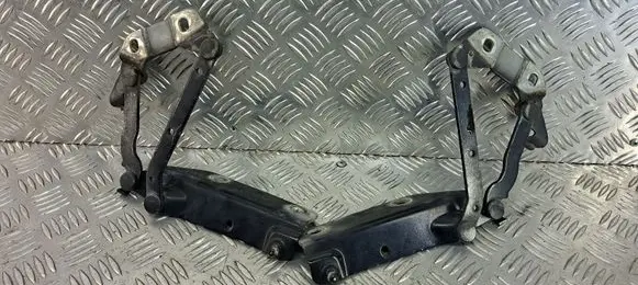 Engine bonnet/hood hinges