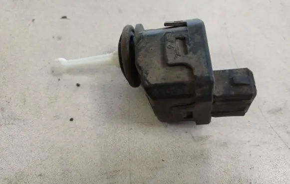 Volkswagen PASSAT B5 Headlight level adjustment motor 3B0941295A