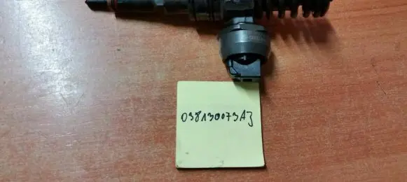 Volkswagen PASSAT B5.5 Fuel injector 038130073AJ