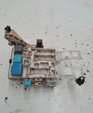 Toyota Yaris Fuse box set 8273052321