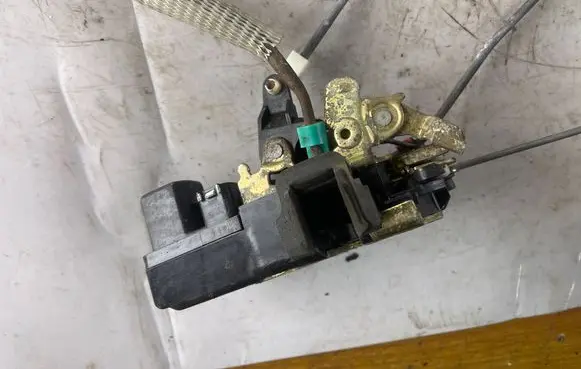 Chrysler 300 - 300C Front door lock