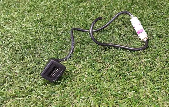 Mercedes-Benz C W204 USB socket connector A1728200515
