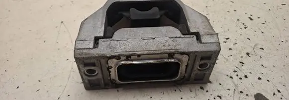 Engine mount bracket