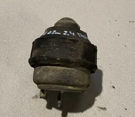 Volvo V70 Engine mount bracket