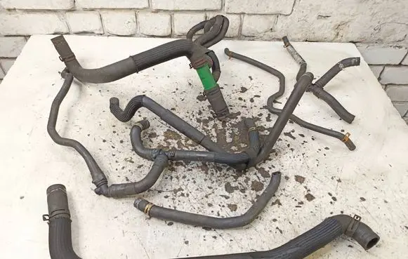 Coolant pipe/hose