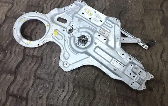 KIA Cerato Front window lifting mechanism without motor 824802F020